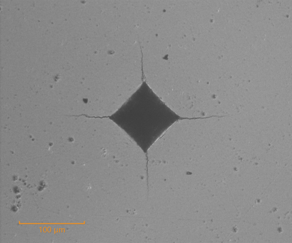 如圖所示，理想的裂紋輪廓有一個裂紋從每個尖角處延伸